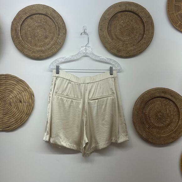 Abercrombie Off White Cream Neutral High Rise Satin Short Medium Minimalist - Picture 3 of 4